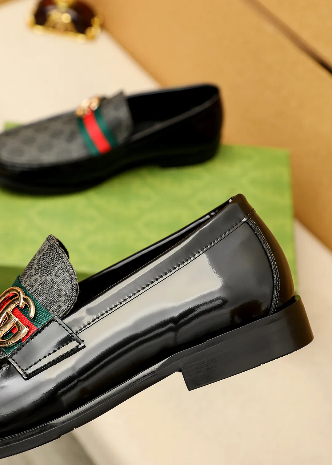 Men's shoes 💰480 💐 Product trademark: GUCCI "Gucci" casual leather shoes Regular size: 38-44 (45.46🉑️customized) Product materials: Selected imported first-layer calfskin embossed upper + luxury hardware buckle, imported water-dyed cowhide leather lining. Strong three-dimensional visual effect, original outsole color: 2 colors available